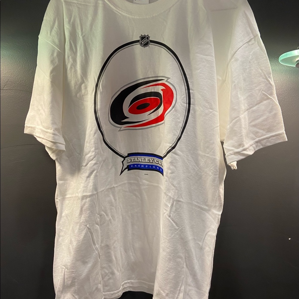 Stanley cup Championship Carolina Hurricanes 2006 Bud Light T-shirt L RED4RED13?
